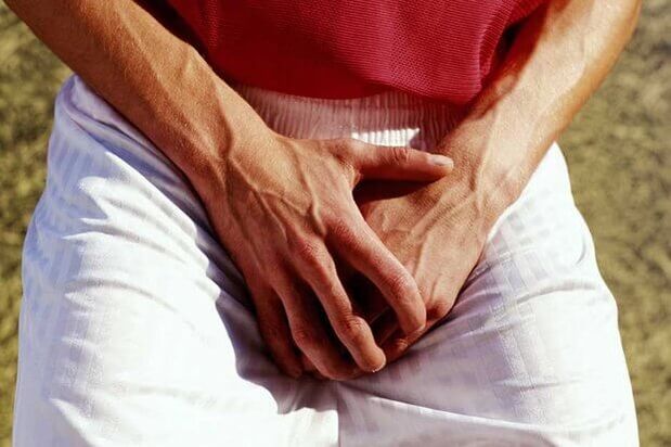 Schmerzen in den Hoden eines Mannes