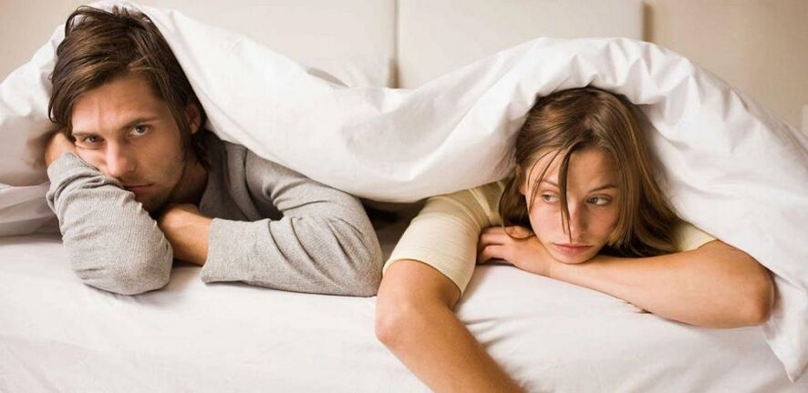 verärgerte Frau und Mann mit schlechter Potenz